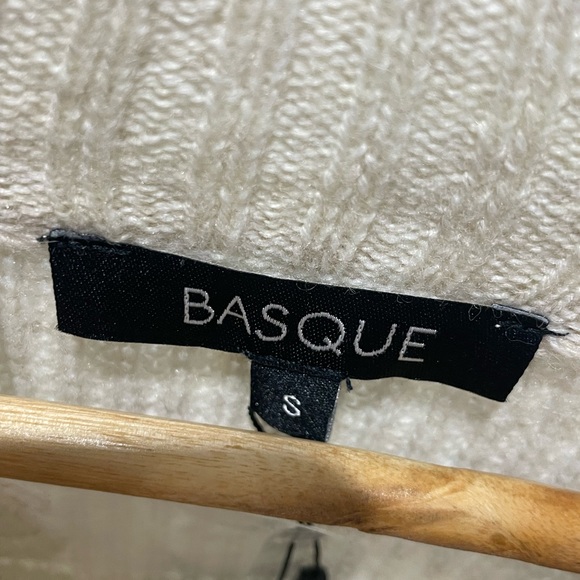 NWT! 🤍 Cable Knit Detail Sweater - Picture 7 of 10